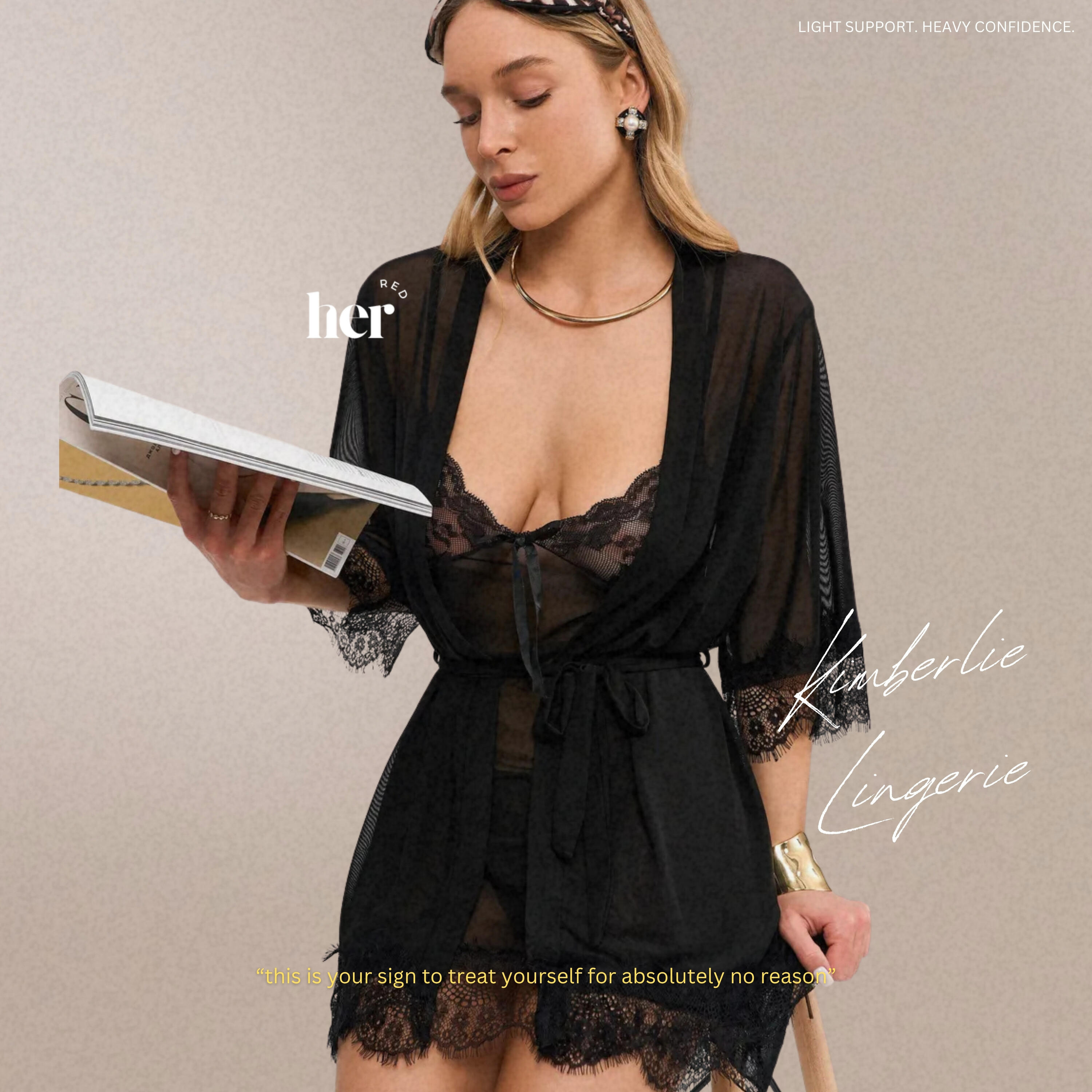 Kimberlie Lingerie Set hitam dari Her Red dengan robe mesh transparan dan detail lace premium yang memberi tampilan feminin, elegan, dan sensual secara subtle. Set lingerie wanita ini terdiri dari inner lingerie dan outer robe ringan dengan cutting flowy y